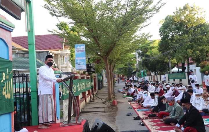 Danny Pomanto dan Keluarga Salat Ied Bersama Warga Jalan Amirullah