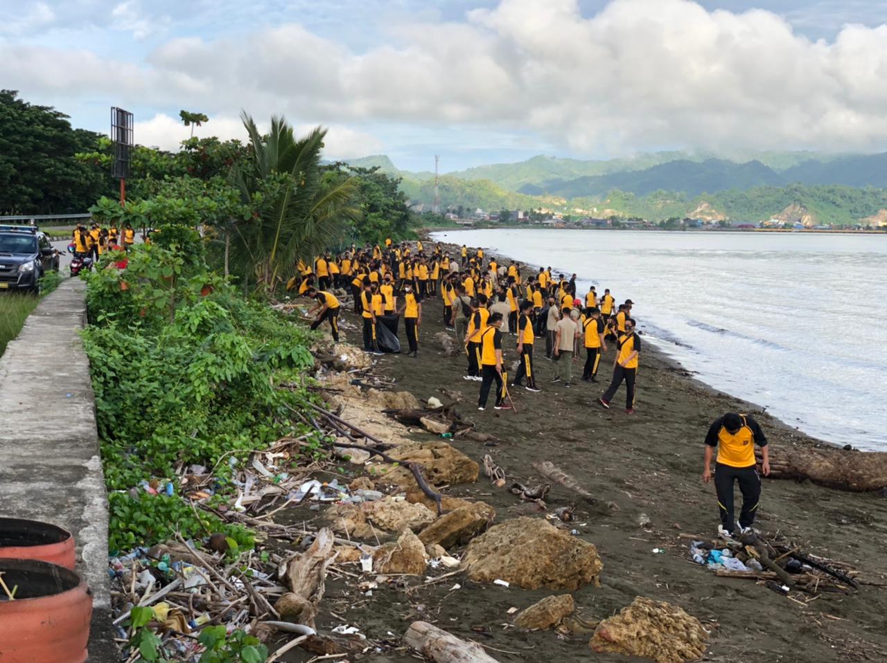 Wujudkan Lingkungan Bersih, Ratusan Personil Gabungan TNI Polri dan Pemda Mamuju Sisir Pantai Manakarra