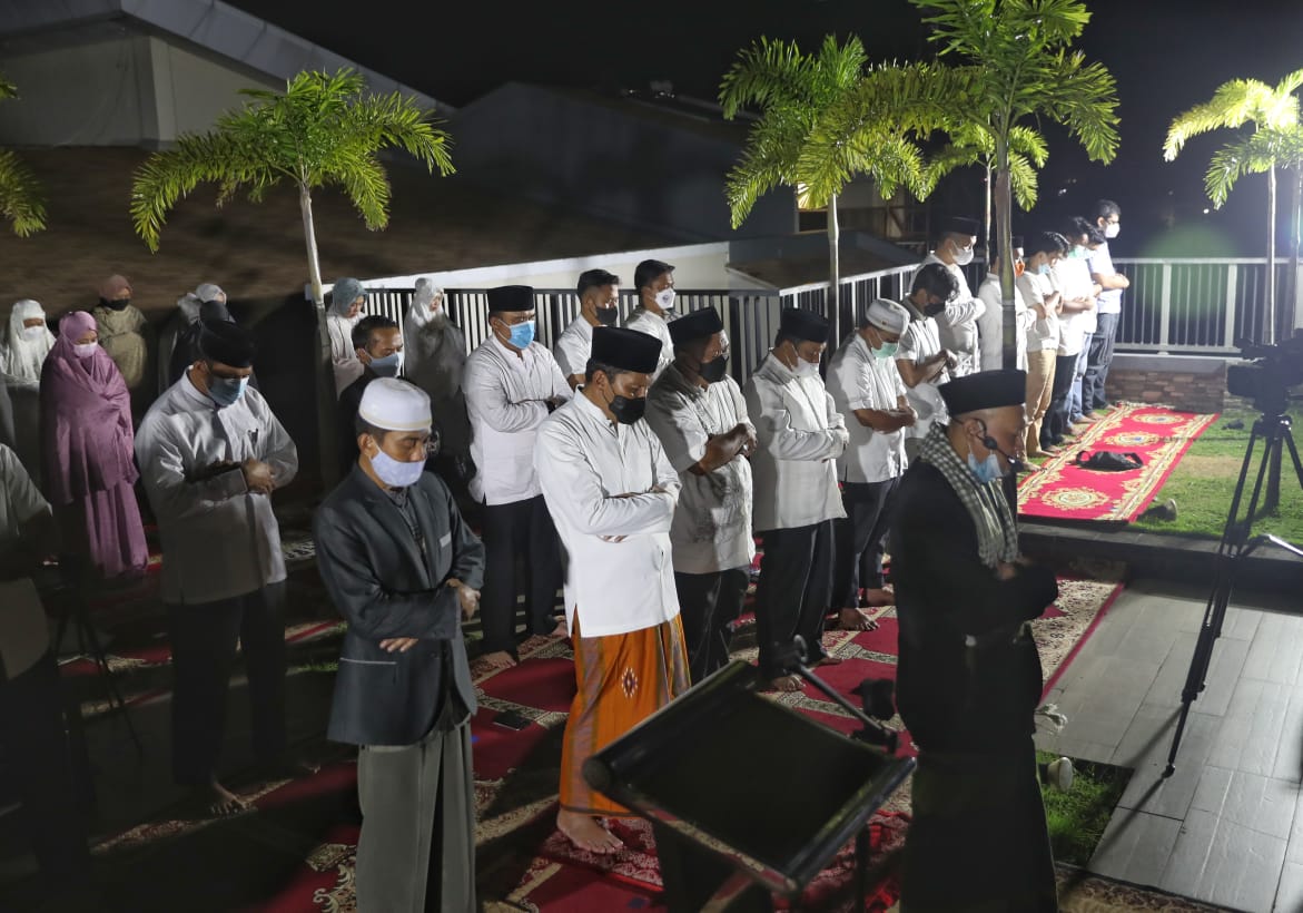 Wali Kota Danny Bersama Kepala OPD Shalat Gerhana Berjamaah dari Rooftop Kediaman Pribadi