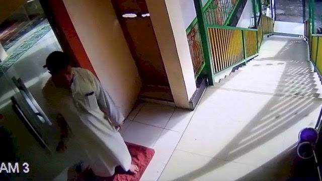 Aksinya Terekam CCTV, Pencuri Ponsel Nyamar Jadi Jamaah Masjid dengan Berpakaian Gamis 