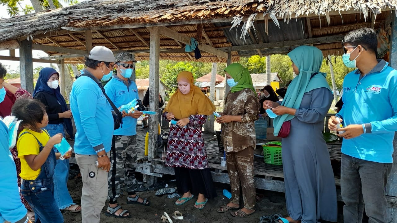 JOIN Sulbar Berkolaborasi dengan ACT Mamuju Gelar Aksi Peduli Prokes di Tempat Wisata