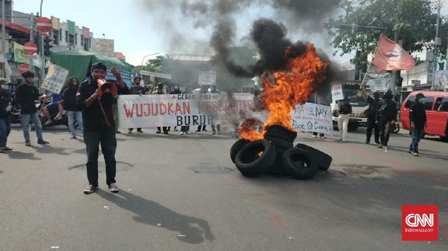 Peringatan Hari Buruh di Makassar, Massa Bakar Ban dan Tuntut Pencabutan Undang-undang Cipta Kerja Serta Pembayaran THR