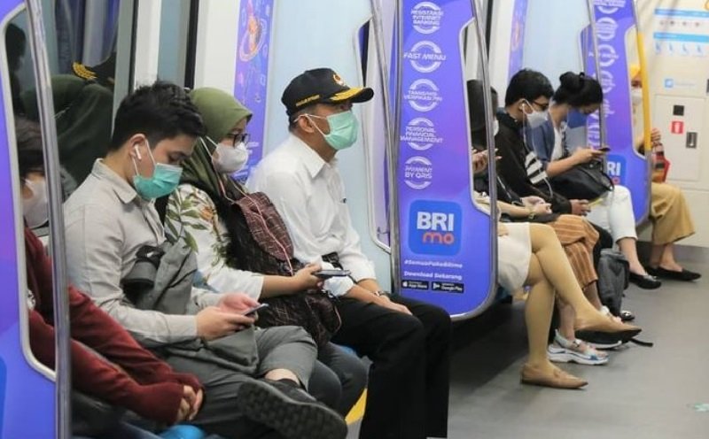 Tampilkan Kesederhanaan, Menteri Ini Naik MRT dan Jalan Kaki ke Kantor