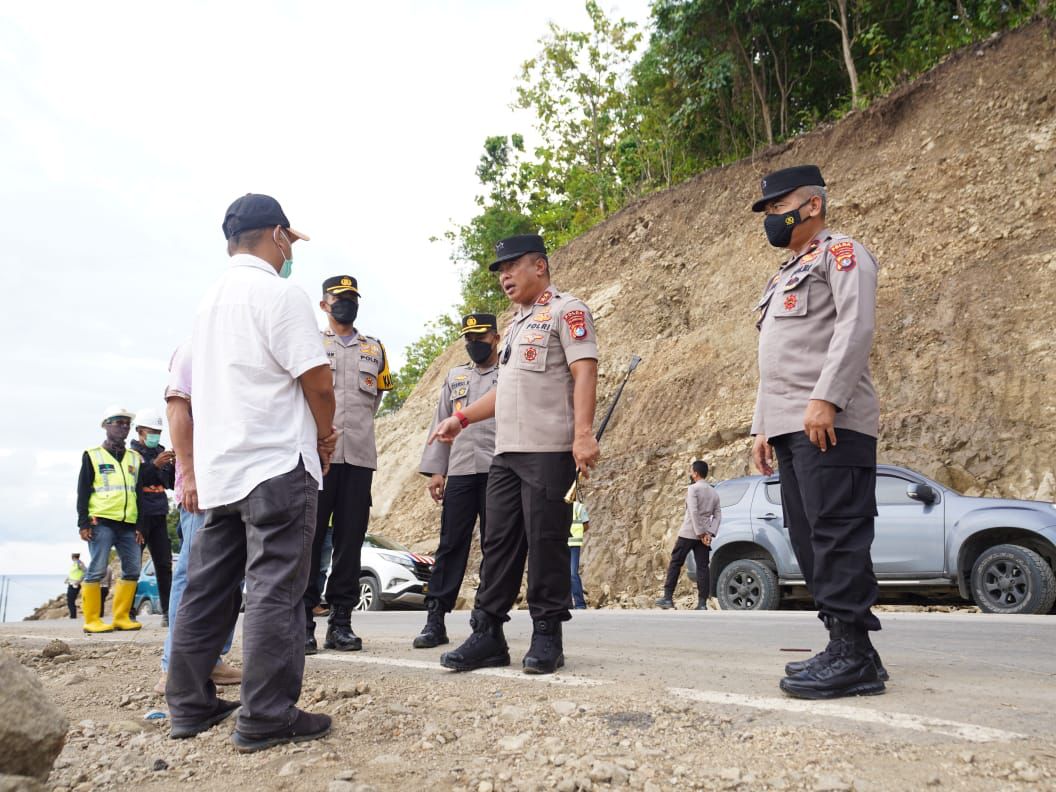 Tanah Longsor Tutup Jalur Trans Sulawesi, Kapolda Sulbar Pantau untuk Pastikan Perbaikan Selesai Tepat Waktu