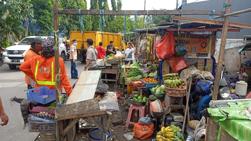 Satpol PP Makassar Bongkar Lapak PKL di Depan UNM Jadi Biang Kemacetan