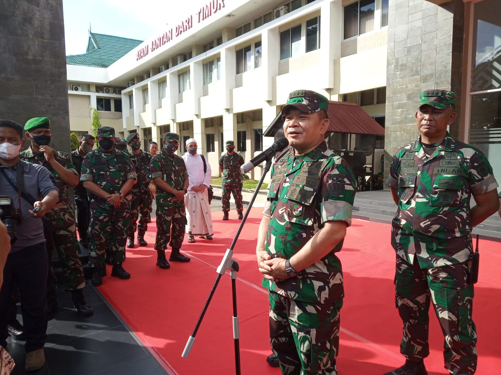 KSAD Dudung Minta Bawahannya Jangan Tembaki KKB Papua Tapi Rangkul