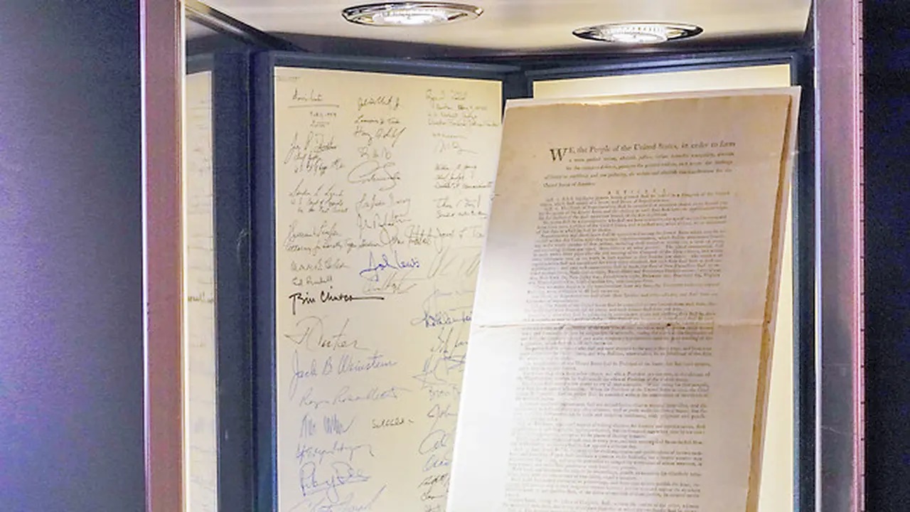 Salinan Asli Konstitusi AS Terjual Rp614 M, Miliarder Ini Pembelinya