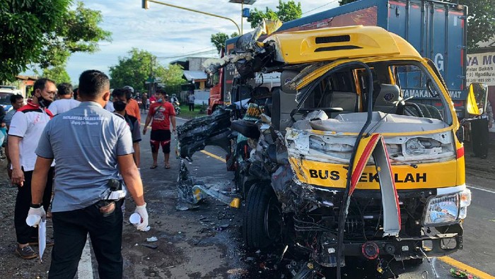 Truk Tabrak Mobil Rombongan Santri di Kediri, 4 Orang Tewas