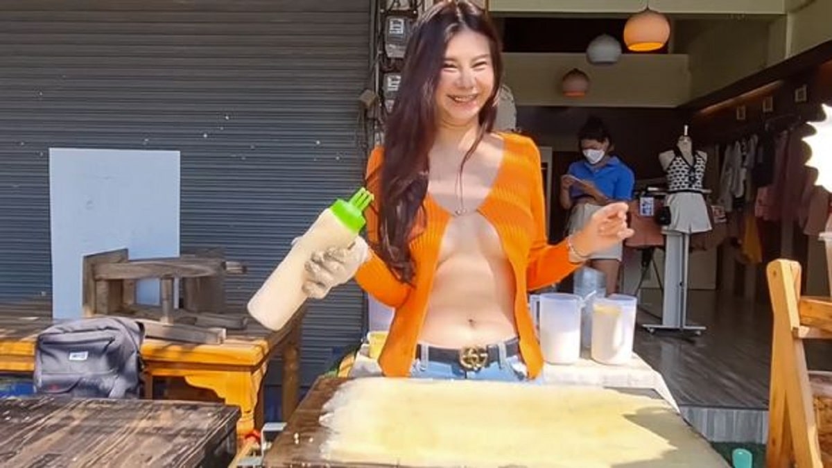 Bikin Gempar..Perempuan di Thailand Jualan Pancake di Pinggir Jalan tak Pakai Bra