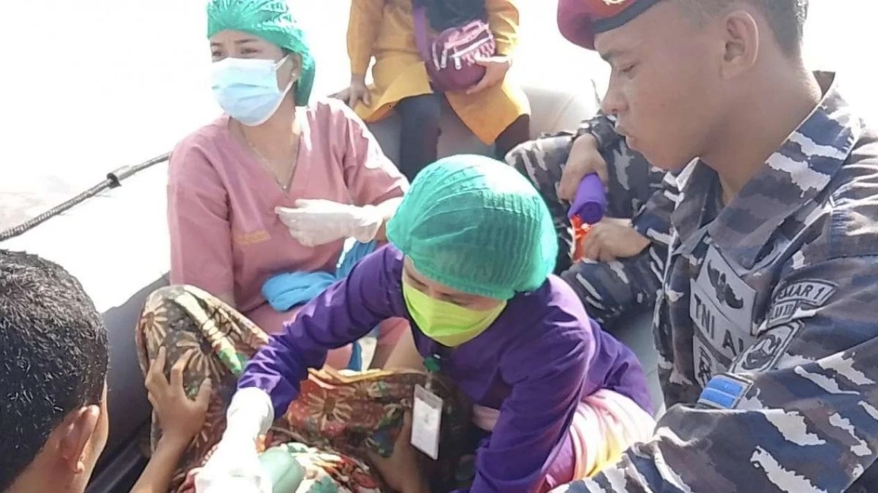 Di Tengah Banjir, Seorang Ibu Hamil Melahirkan di Atas Perahu Karet TNI AL