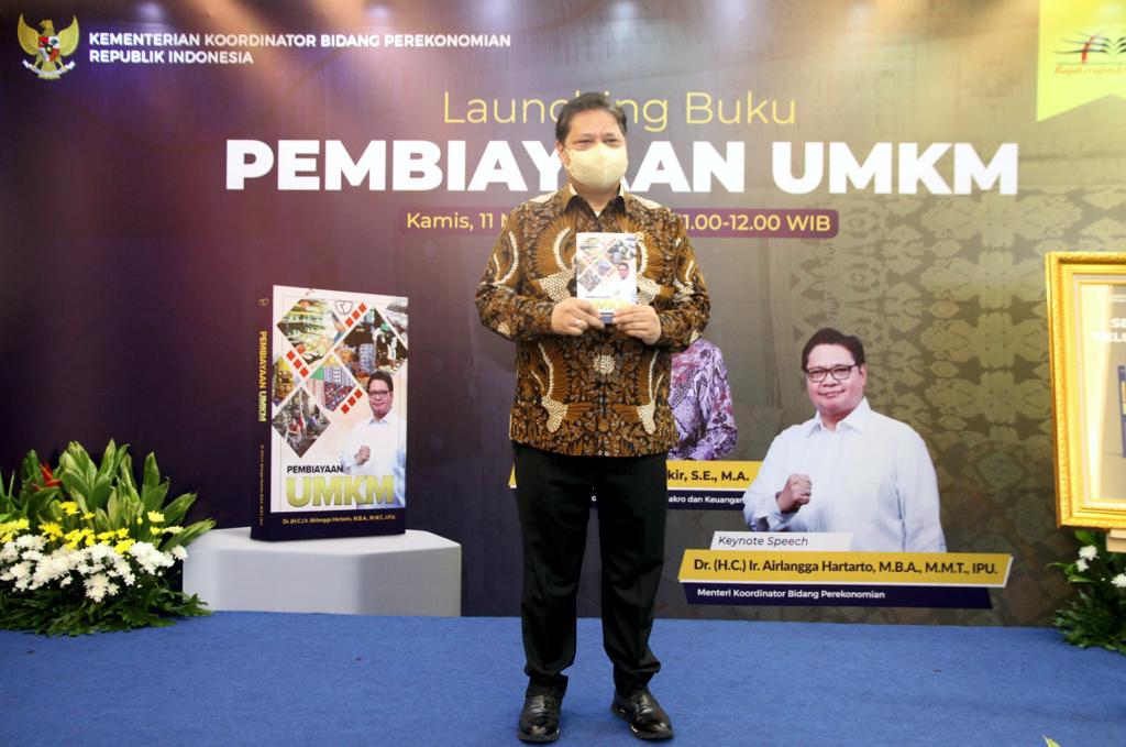 Melalui Buku, Menko Airlangga Jelaskan Besarkan Kontribusi UMKM Terhadap Perekonomian