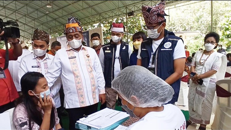 Pantau Langsung Vaksinasi Pelaku Parekraf di Toraja, Ini Harapan Sandiaga Uno