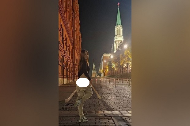 Ada-ada Saja..Karena Ingin Tenar, Bintang Porno Berfoto Perlihatkan Bokong di Depan Istana Presiden Rusia