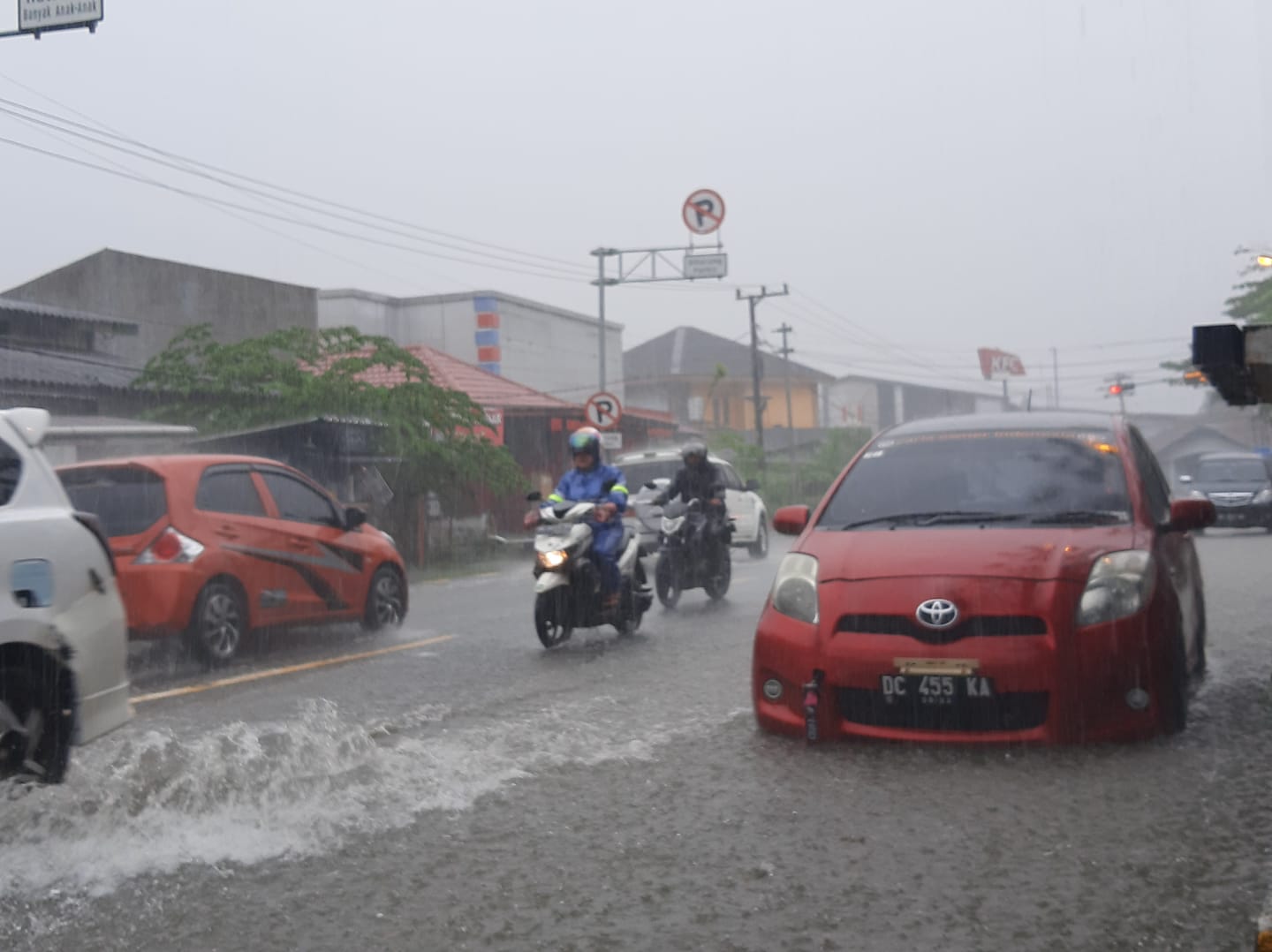 Hujan Deras 40 Menit di Mamuju, Jalan Trans Sulawesi Langsung Banjir dan Macet