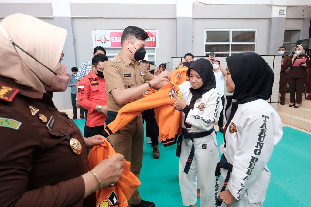 Lepas Puluhan Atlet Tarung Derajat, Bupati Adnan Harap Atlet Sulsel Harumkan Nama Daerah  