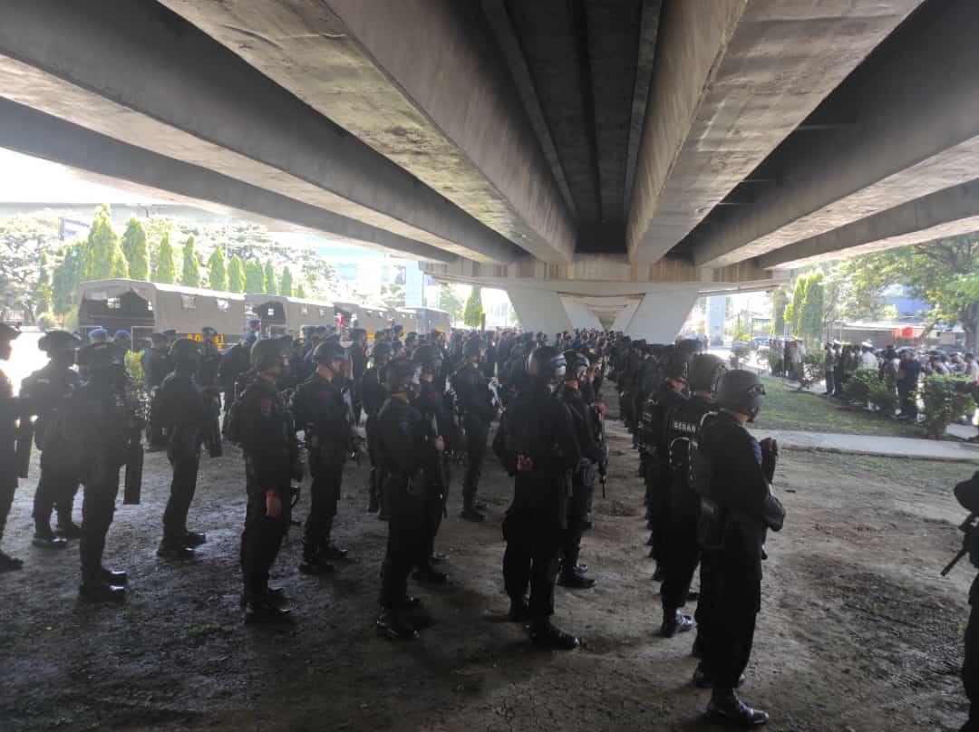 Polisi di Makassar Kawal Aksi Ormas dan Mahasiswa Refleksi Dua Tahun Jokowi-Maruf, Berakhir Kondusif