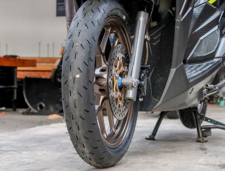 Jika Ban Motor Sudah Berumur Setahun atau Sudah Menempuh 30 Ribu Km, Segera Diganti 