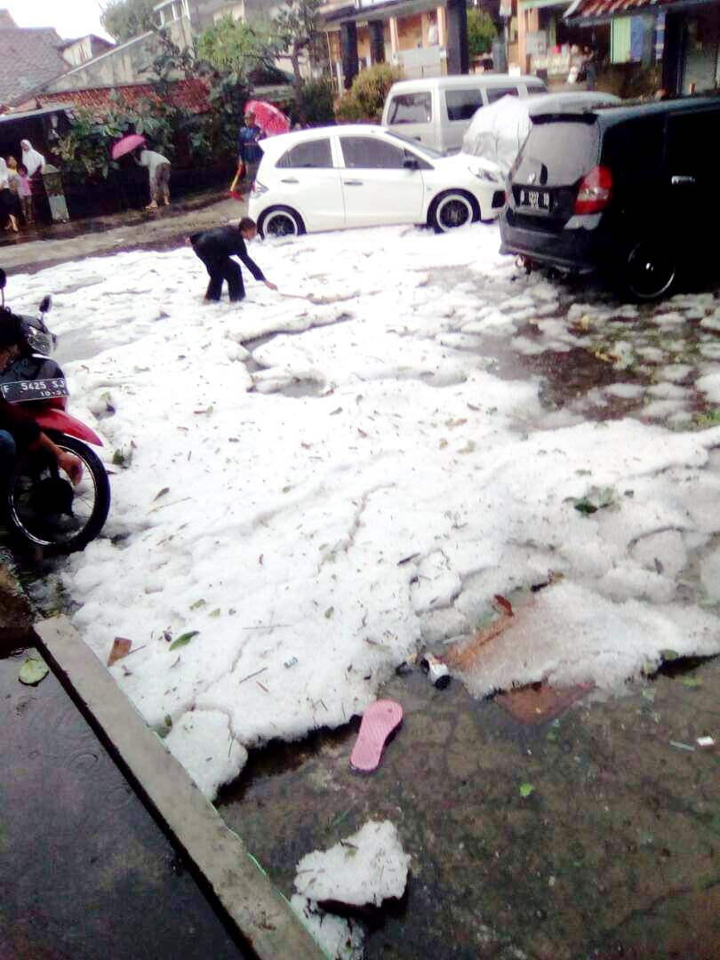 Kelembaban yang Tinggi Sebabkan Sering Terjadi Hujan Es di Indonesia