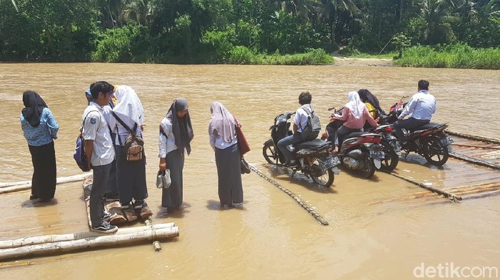 Pelajar di Alu Polman Tiap Hari Berjuang Seberangi Sungai Deras, Ini Kisahnya