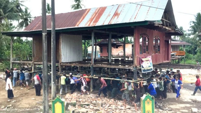 Angkat Rumah Panggung Ramai-ramai, Tradisi Turun Temurun Suku Bugis