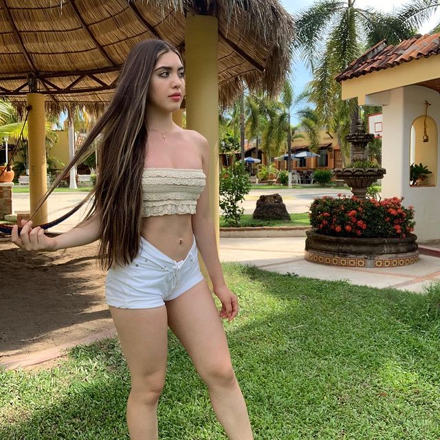 Carolina Lizet, Model Meksiko yang Dingin tapi Menawan