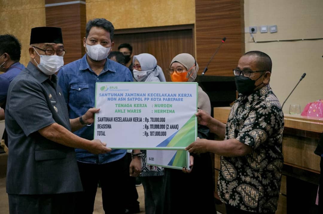 Pemkot Parepare Dapat Penghargaan dari BPJs Ketenagakerjaan atas Jaminan Sosial Pegawai Syara dan Guru Mengaji