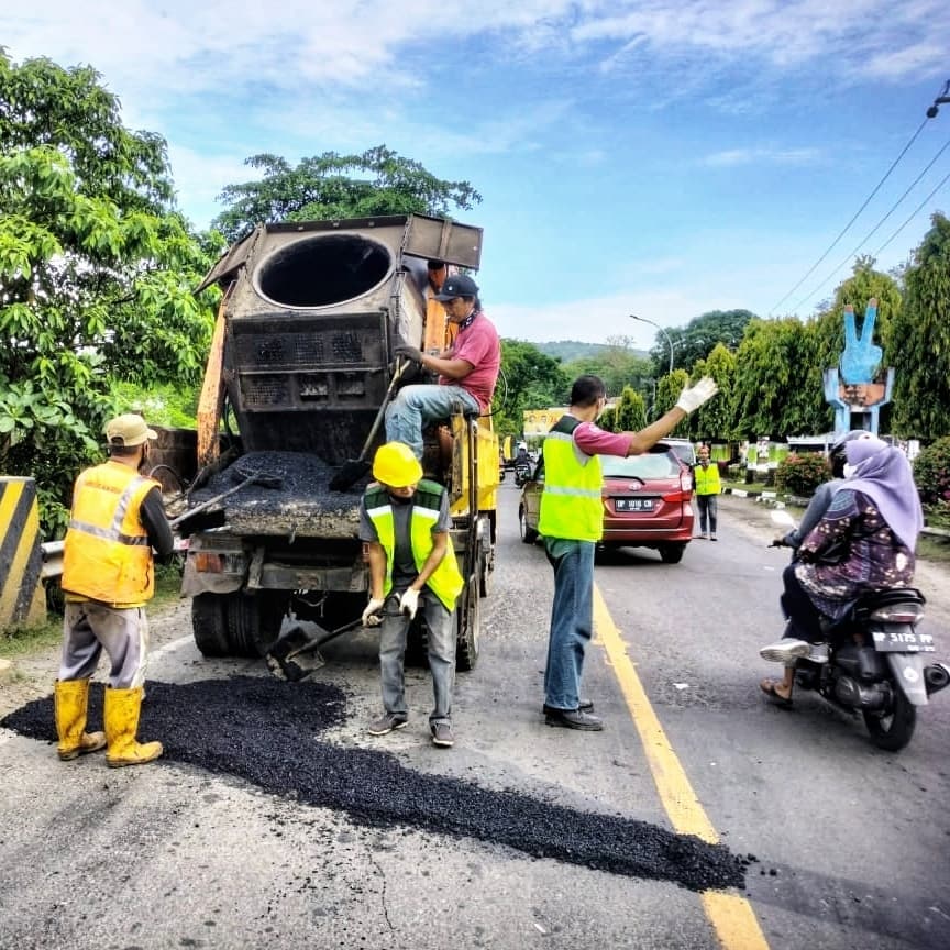 Penambalan Lubang Jalan di Jembatan Sumpang, Wali Kota Parepare Minta Maaf Karena Pengguna Jalan Terganggu