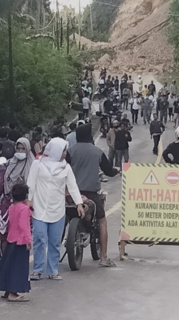 Longsor Tutupi Jalan di Tubo Majene, Jalur Trans Sulawesi Terputus