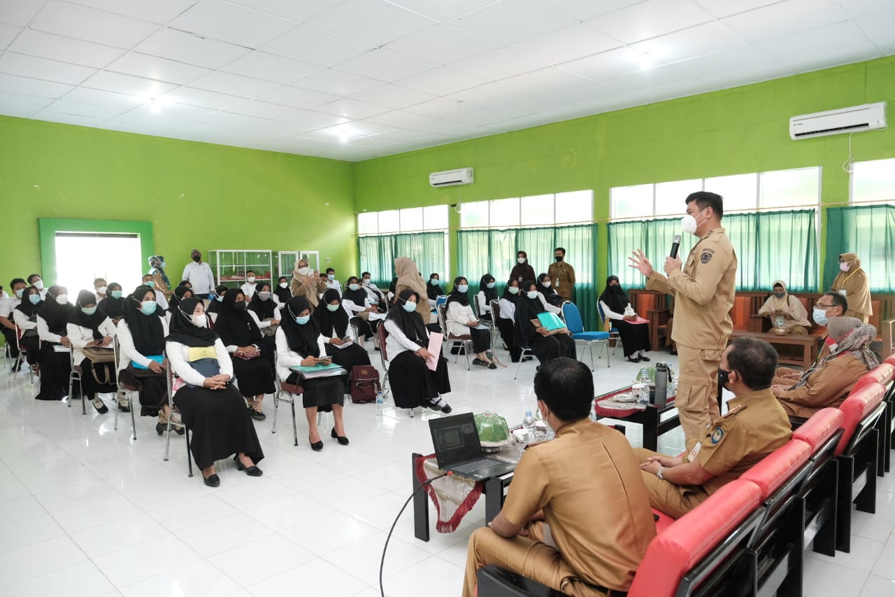 Sambangi Lokasi Seleksi Kompetisi PPPK Guru, Bupati Adnan Beri Semangat ke Peserta