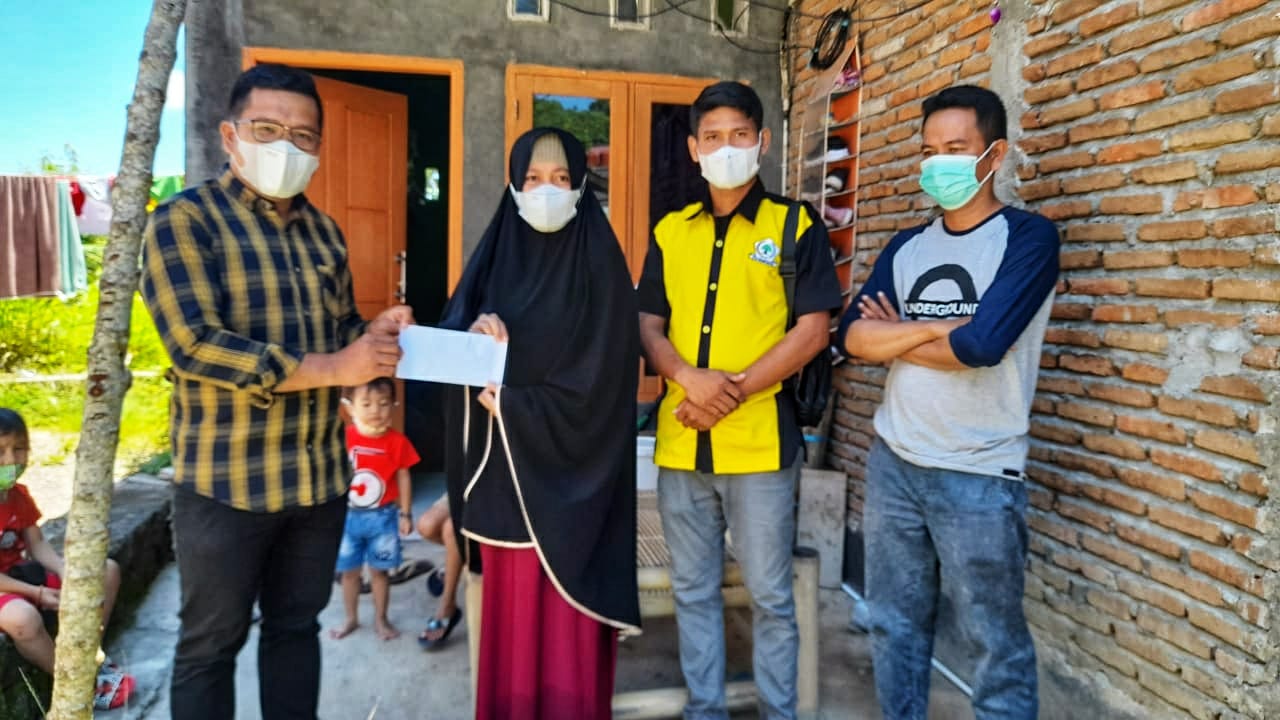 Golkar Sulbar Santuni Keluarga Mendiang Penderita Tumor Asal Kasambang Mamuju