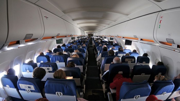 Gila Bener..Tak Peduli Kondisi Sepasang Penumpang Nekad Mesum di Pesawat