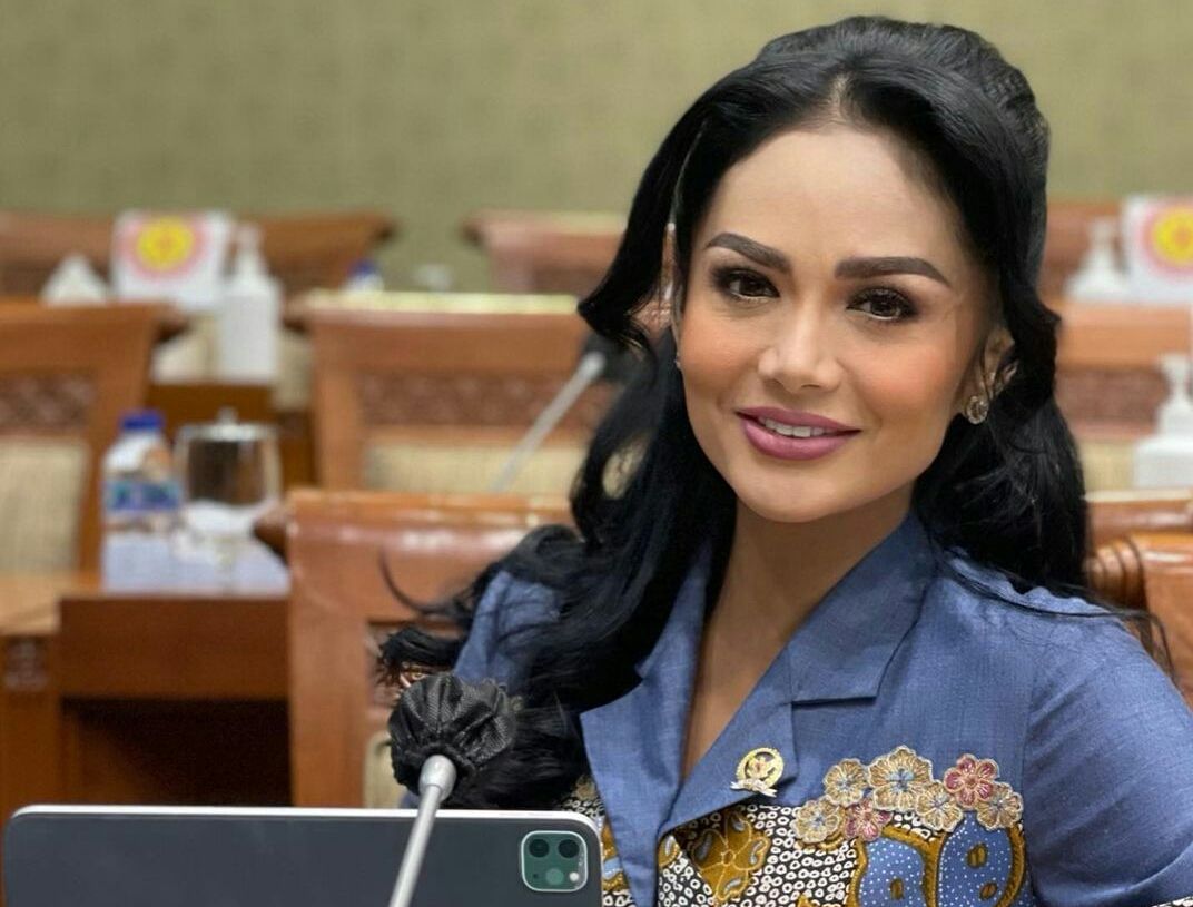 Cuek dengan Gunjingan Publik Terkait Gajinya di DPR, Krisdayanti Pede Pamer Momen Kunjungan Kerja