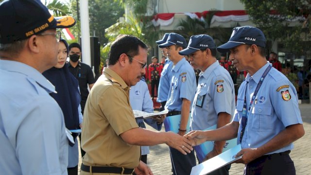 Upacara Peringatan HUT-98 PDAM Makassar, Karyawan yang Telah Mengabdi Hingga 30 Tahun Dapat Penghargaan