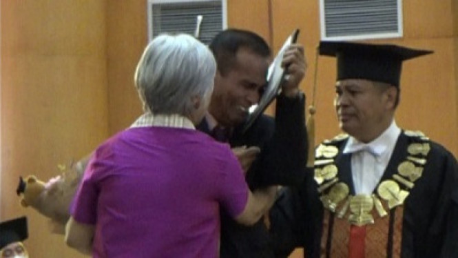 Ayah Brigadir J tak Mampu Bendung Tangisnya Saat Wakili Wisuda Anaknya