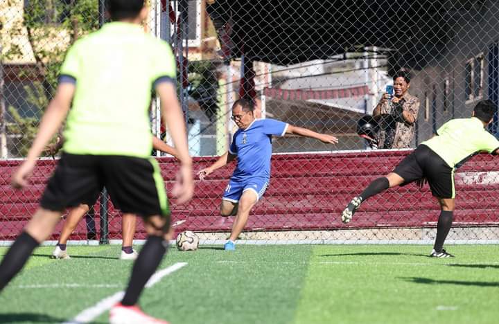 Hadiri Syukuran Lapangan Mini Soccer Pelita Kasih, Danny Main Futsal Bersama Legenda PSM