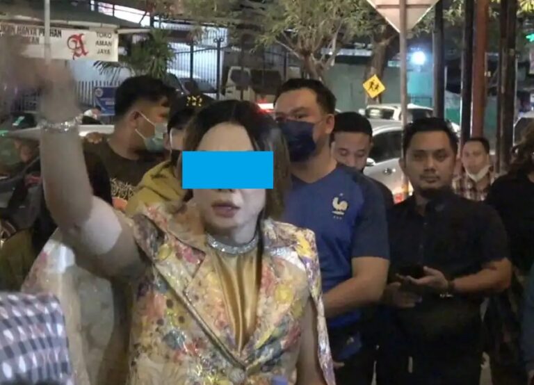 Tak Kantongi Izin, Polisi Bubarkan Paksa Kontes Busana Waria di Makassar 