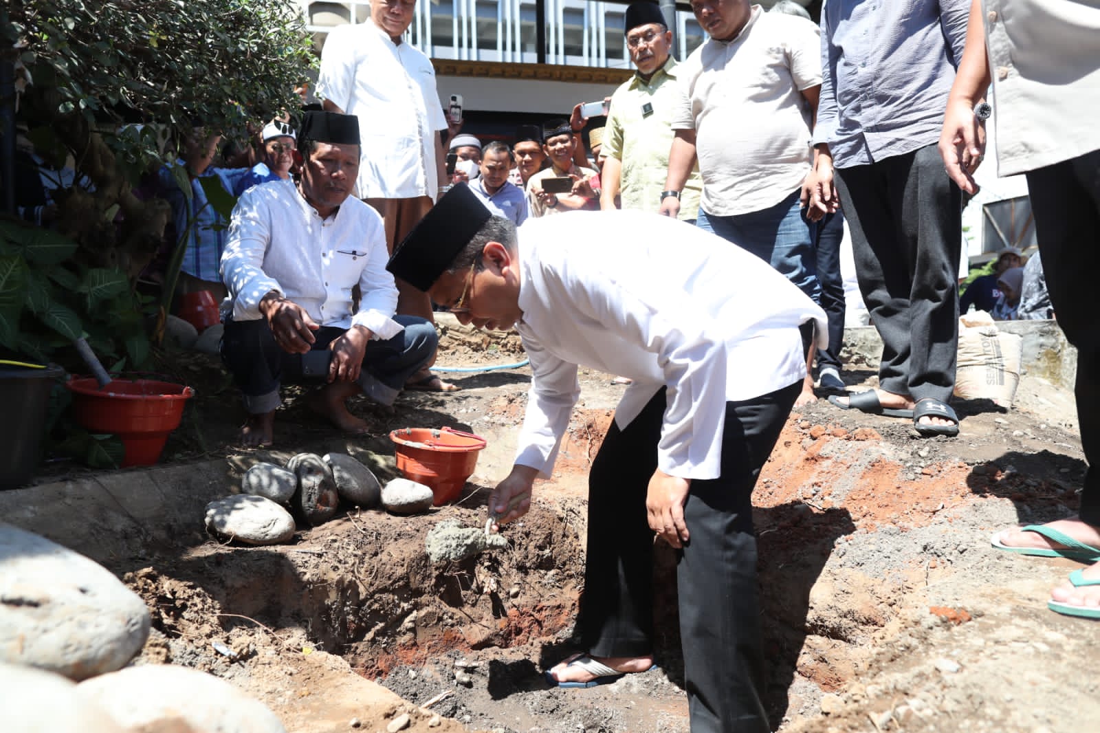 Danny Pomanto dan IAS Kompak Letakkan Batu Pertama Renovasi Masjid Barkatul Ilham