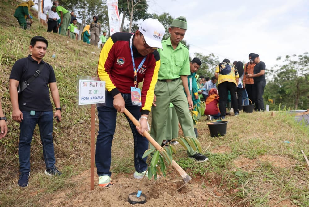 Buat Kebun APEKSI, Danny Tanam Pohon Durian di Padang