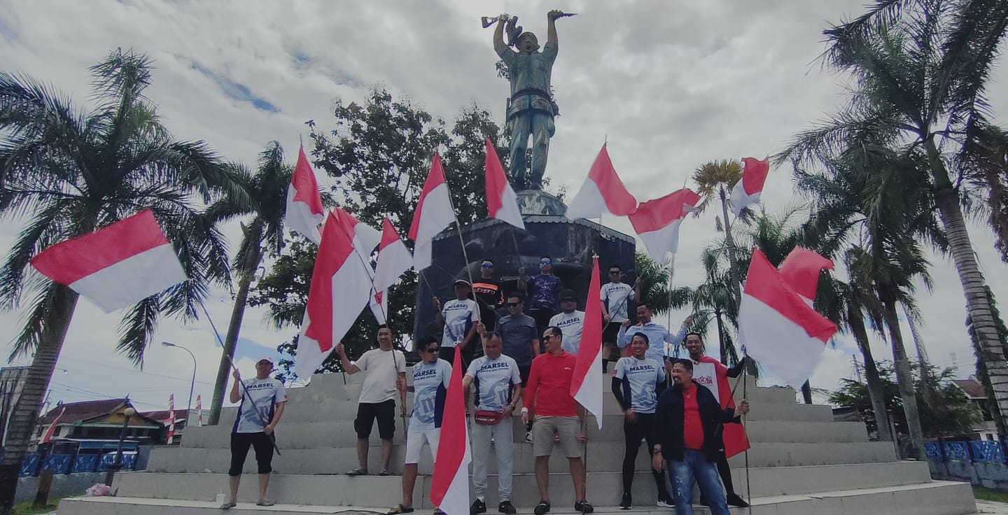 Komunitas MarSeL Memasang 50 Bendera Merah Putih di Area Patung Pahlawan Ahmad Kirang