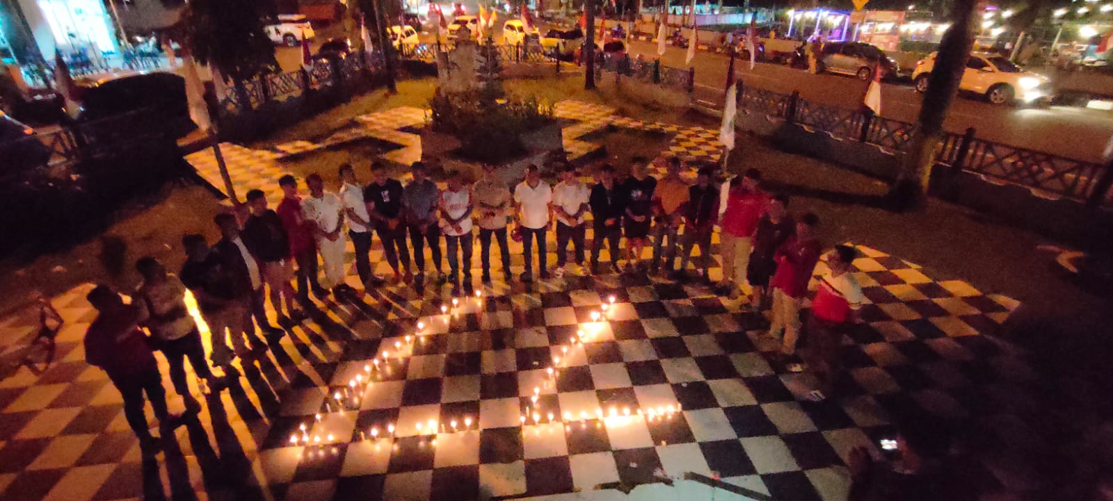 Komunitas MarSel Nyalahkan 77 Lilin di Taman Patung Pahlawan Ahmad Kirang