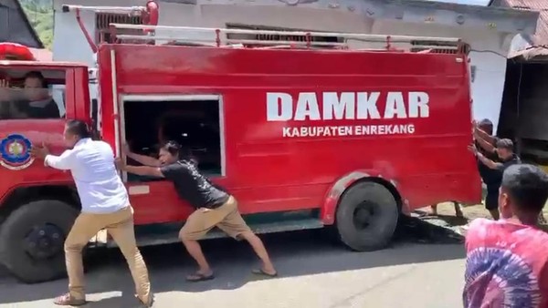 Viral Mobil Damkar Enrekang Mogok Kehabisan Bensin saat Diterjunkan, 4 Rumah Ludes Terbakar