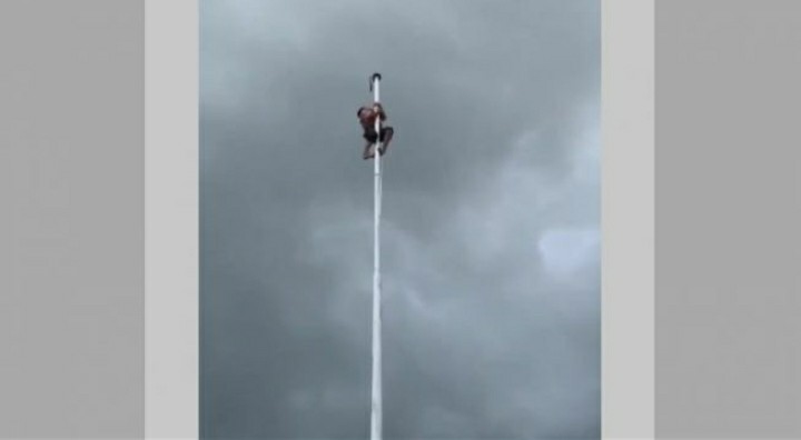 Demi Merah Putih Tetap Berkibar, Viral Siswa SD di Maros Nekat Panjat Tiang Bendera