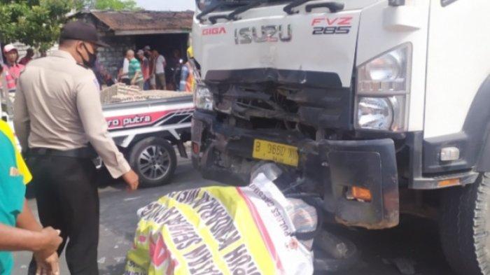 Nahas! Sepasang Kekasih Berboncengan Motor Tewas Diseruduk Truk di Pantura Gresik