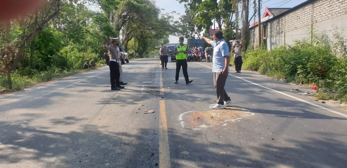 Pilu! Di Depan Matanya Pria di Gresik Lihat Istri dan Dua Anaknya Tewas Terlindas Truk