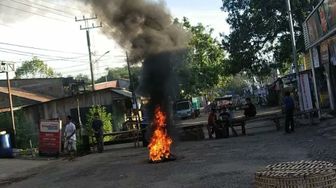 Jalur Patalassang Tak Kunjung Diperbaiki Pemerintah, Warga Gowa Lakukan Pemblokiran Jalan