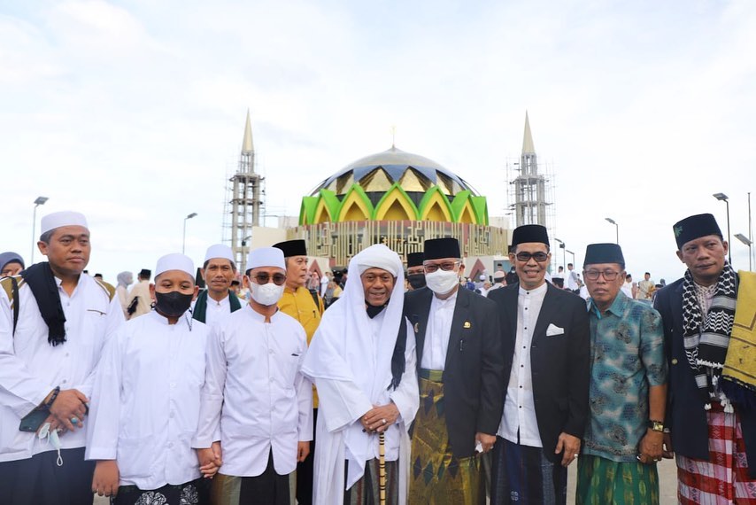 Rahim Assegaf Puang Makka Jadi Khatib Salat Idul Fitri di Masjid Terapung BJ Habibie