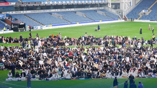 Keren! Stadion Milik Blackburn Rovers Ditempati Ribuan Muslim Inggris Salat Idul Fitri