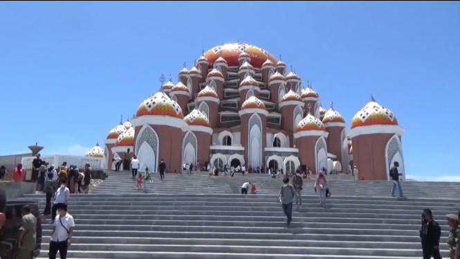 Ikuti Sunah Nabi, Gubernur Sulsel Salat Idul Fitri di Pelataran Masjid 99 Kubah