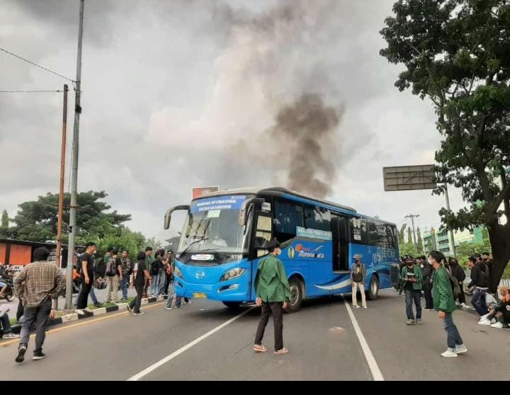 Tolak Jokowi 3 Periode, Ribuan Mahasiswa di Makassar Gelar Unjuk Rasa Bakar Ban dan Tutup Jalan