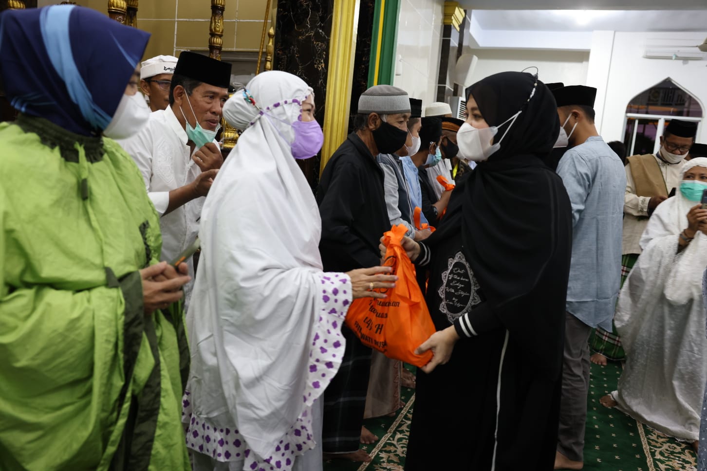 Usai Shalat Subuh Berjamaah, Fatma Distribusikan 550 Paket Sembako
